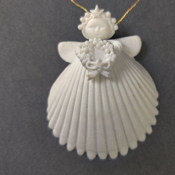 🎅 Margaret Furlong Ornament Vintage 1995 Shell Angel Wreath Porcelain Ceramic - Picture 2 of 7